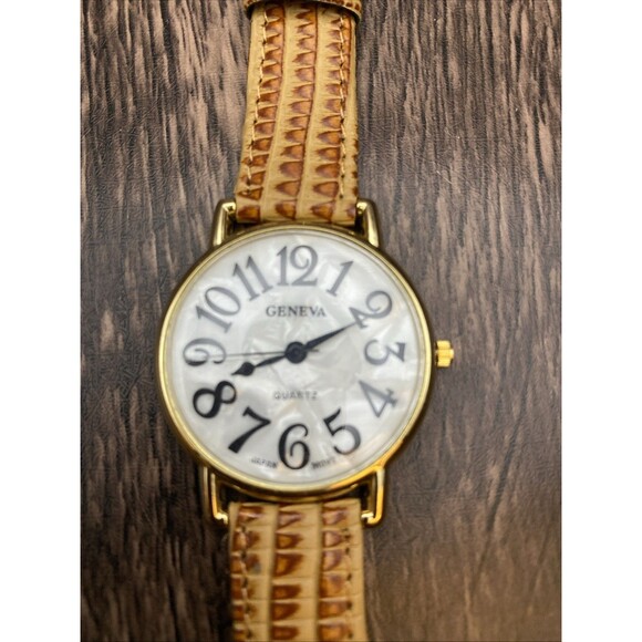 Geneva Mop Dial Ladies Thin Watch New Battery - Picture 1 of 10